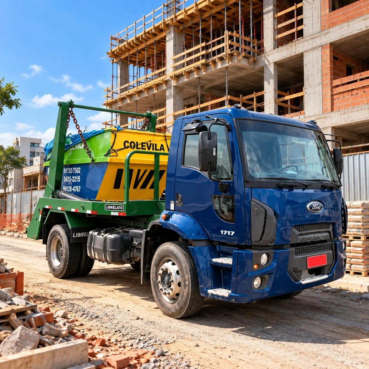 Caminhão da Colevila transportando caçamba em um canteiro de obras